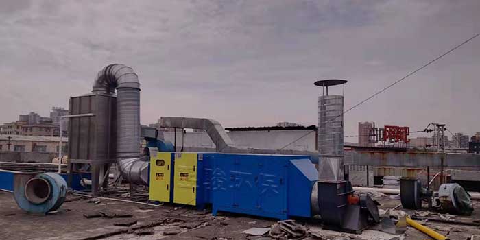 UV漆廢氣處理工程（高效脫漆塔+UV光解廢氣處理設(shè)備+活性炭吸附塔）設(shè)計(jì)安裝